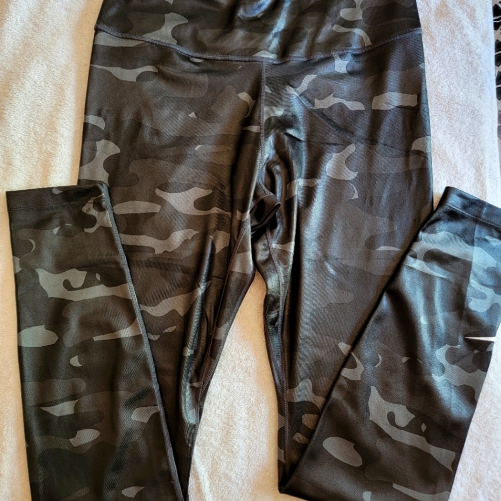 Brand new camo leggings !